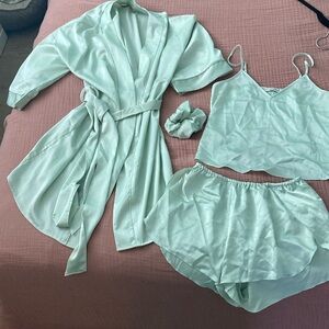Abercrombie pajama set XS, mint color. Top, shorts, robe and scrunchie